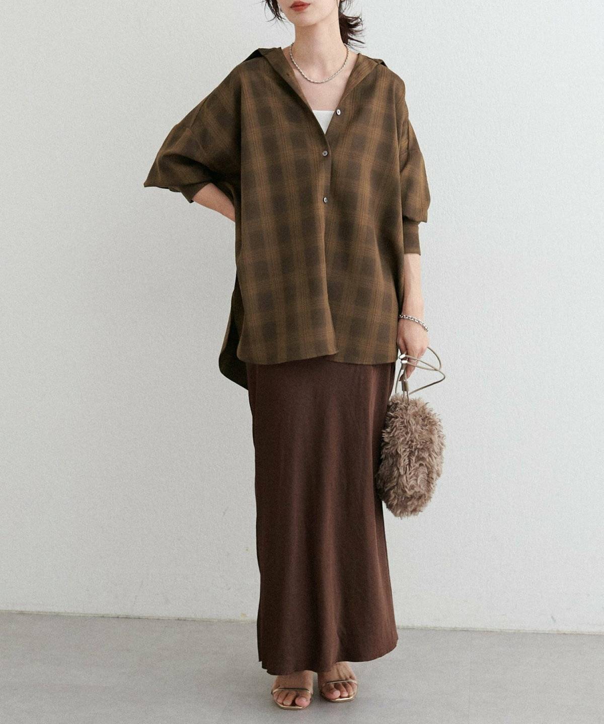 スカートコーデの女性