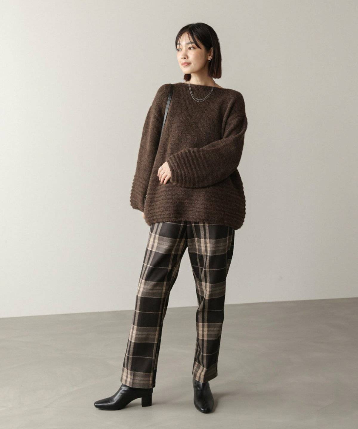 パンツコーデの女性