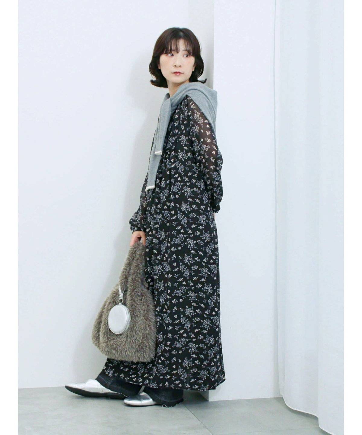 パンツコーデの女性