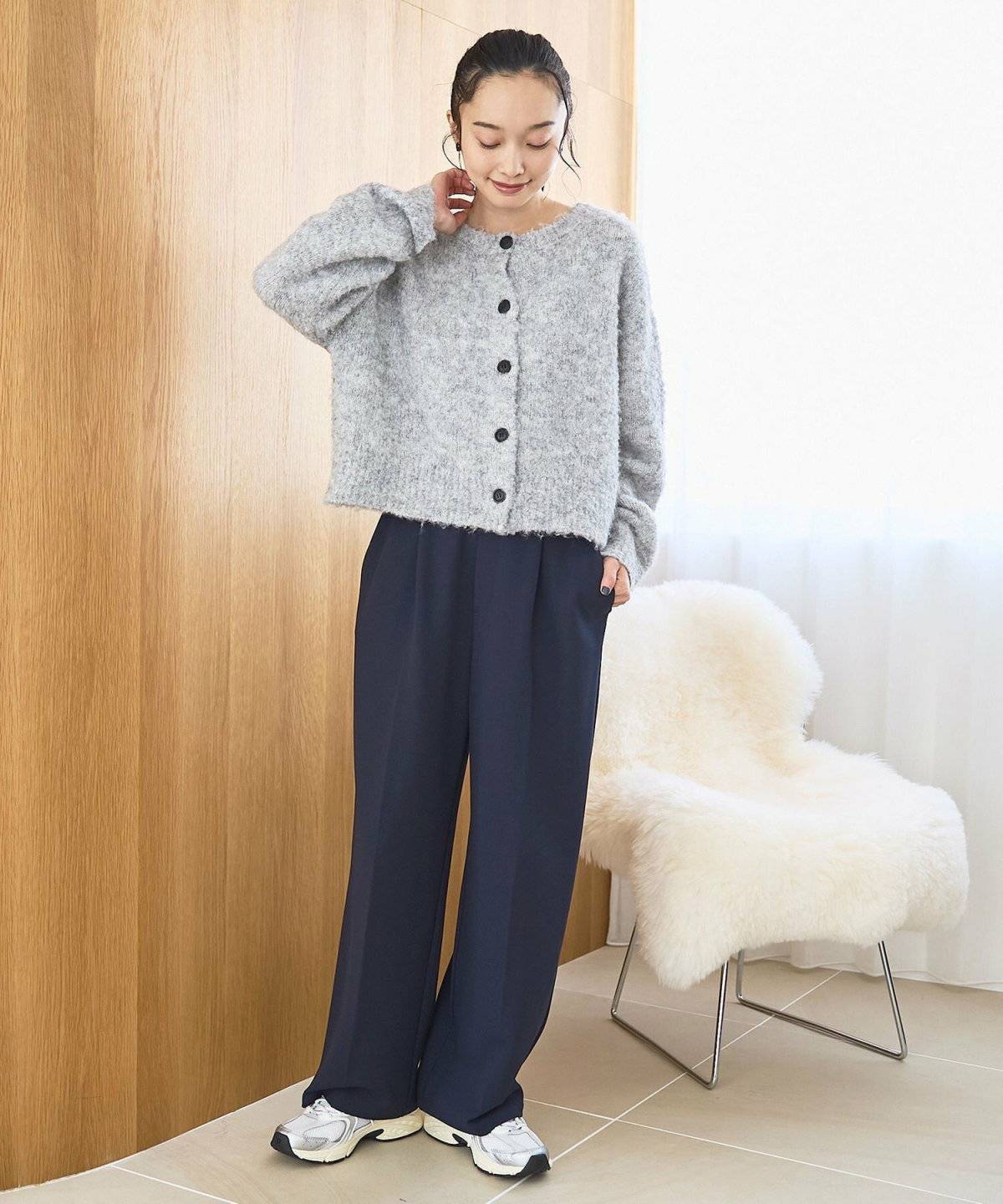 パンツコーデの女性