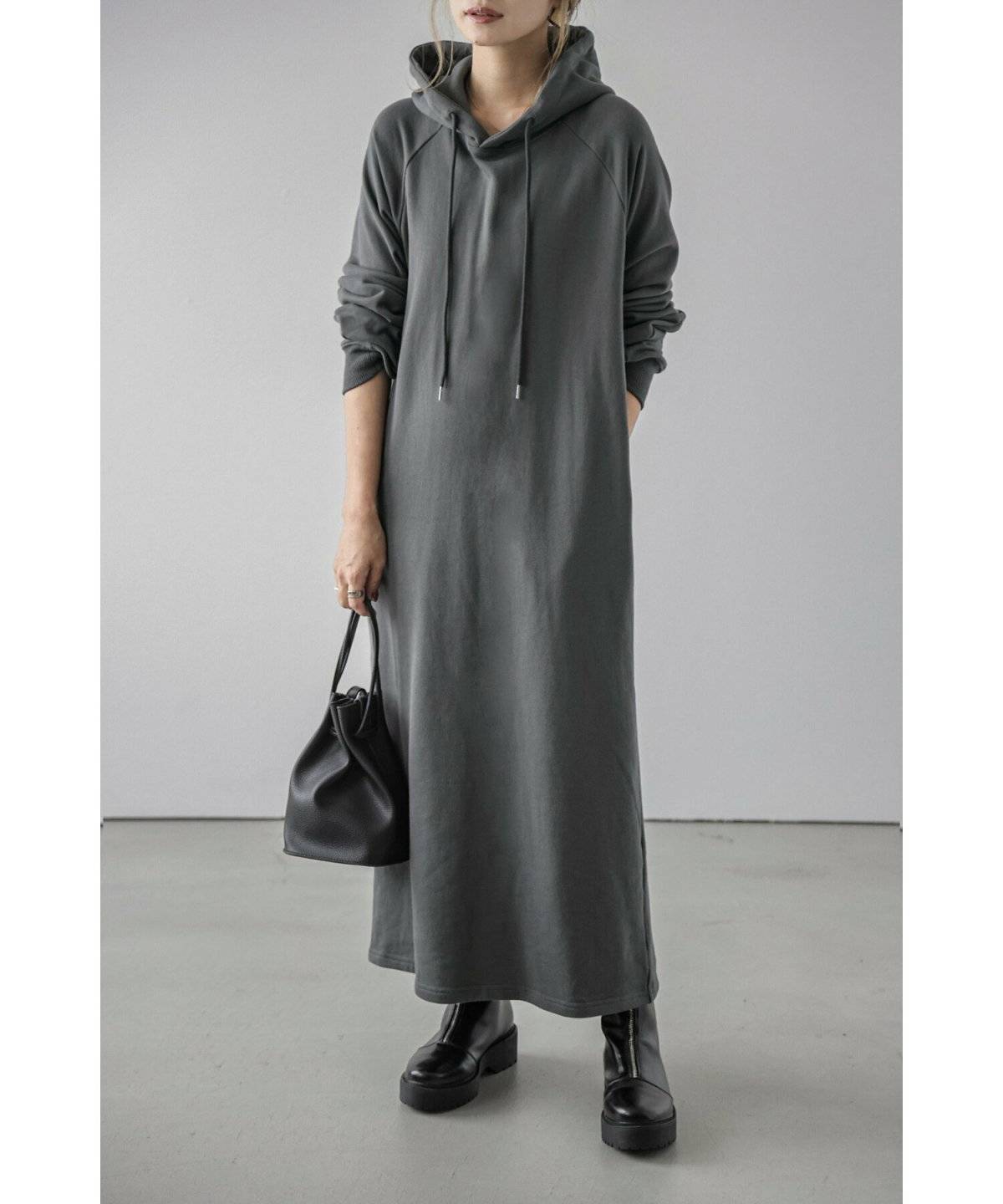 ワンピースコーデの女性