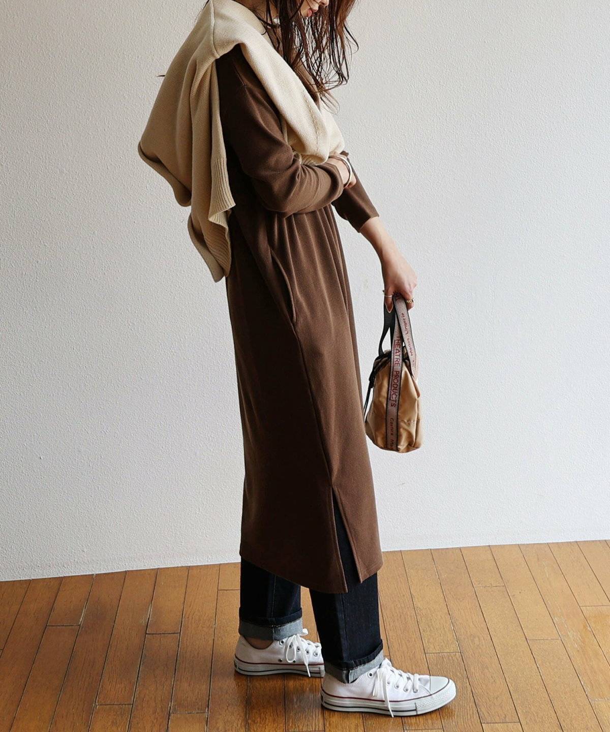 ワンピースコーデの女性