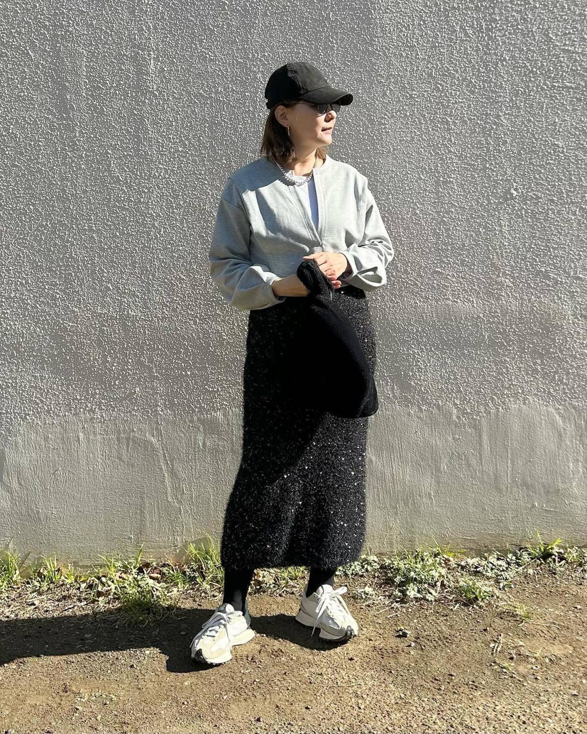 Vネックのスウェット×ラメスカート