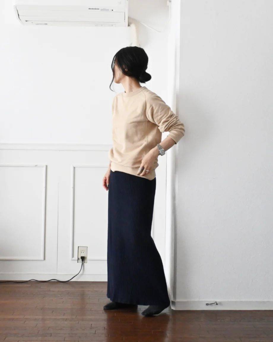 ベージュスウェット×黒スカート