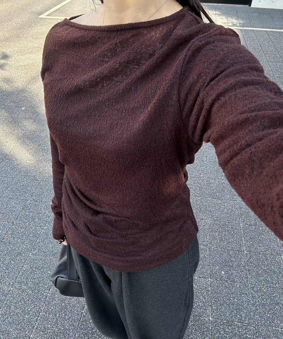 ボルドーのトップスコーデ