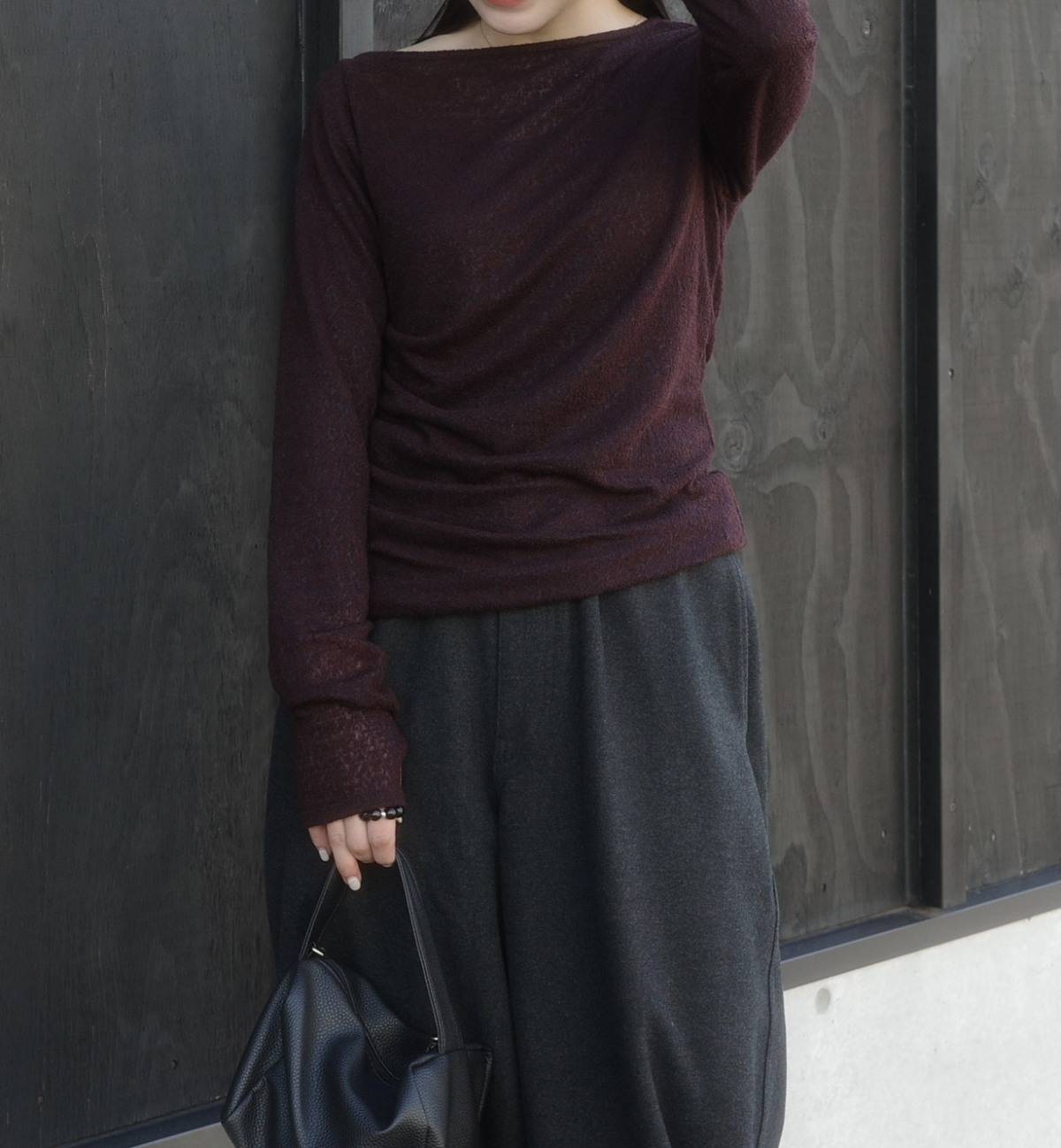 ボルドーのトップスコーデ