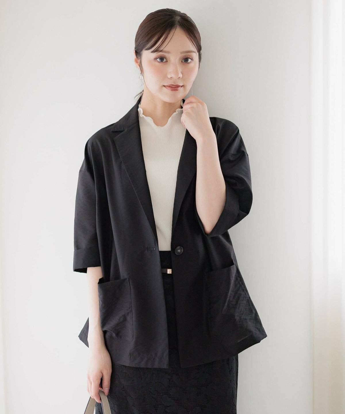 黒のセットアップを着た女性