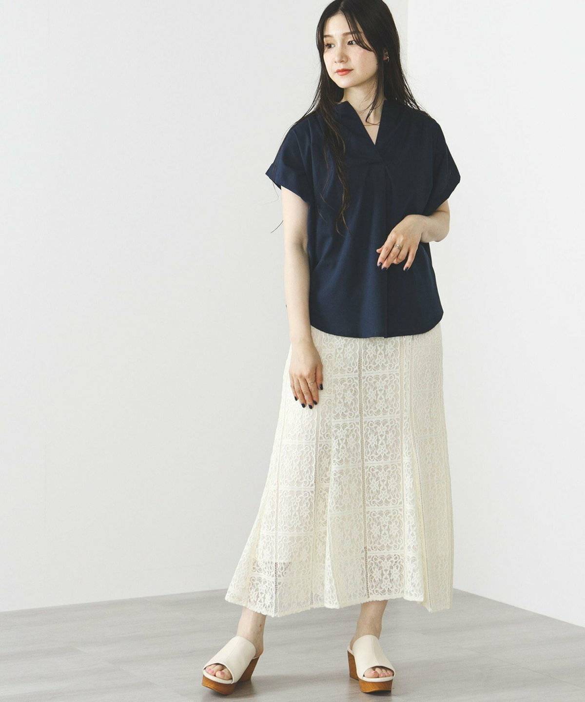 モノトーンコーデの女性