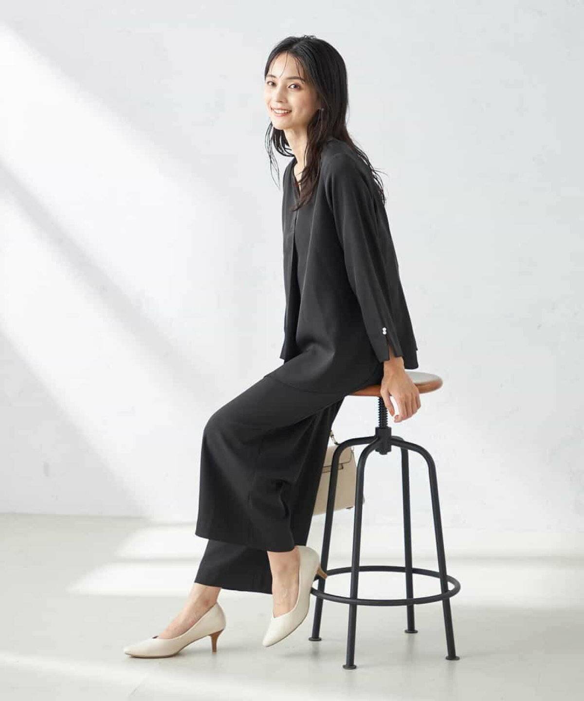 オールブラックコーデの女性