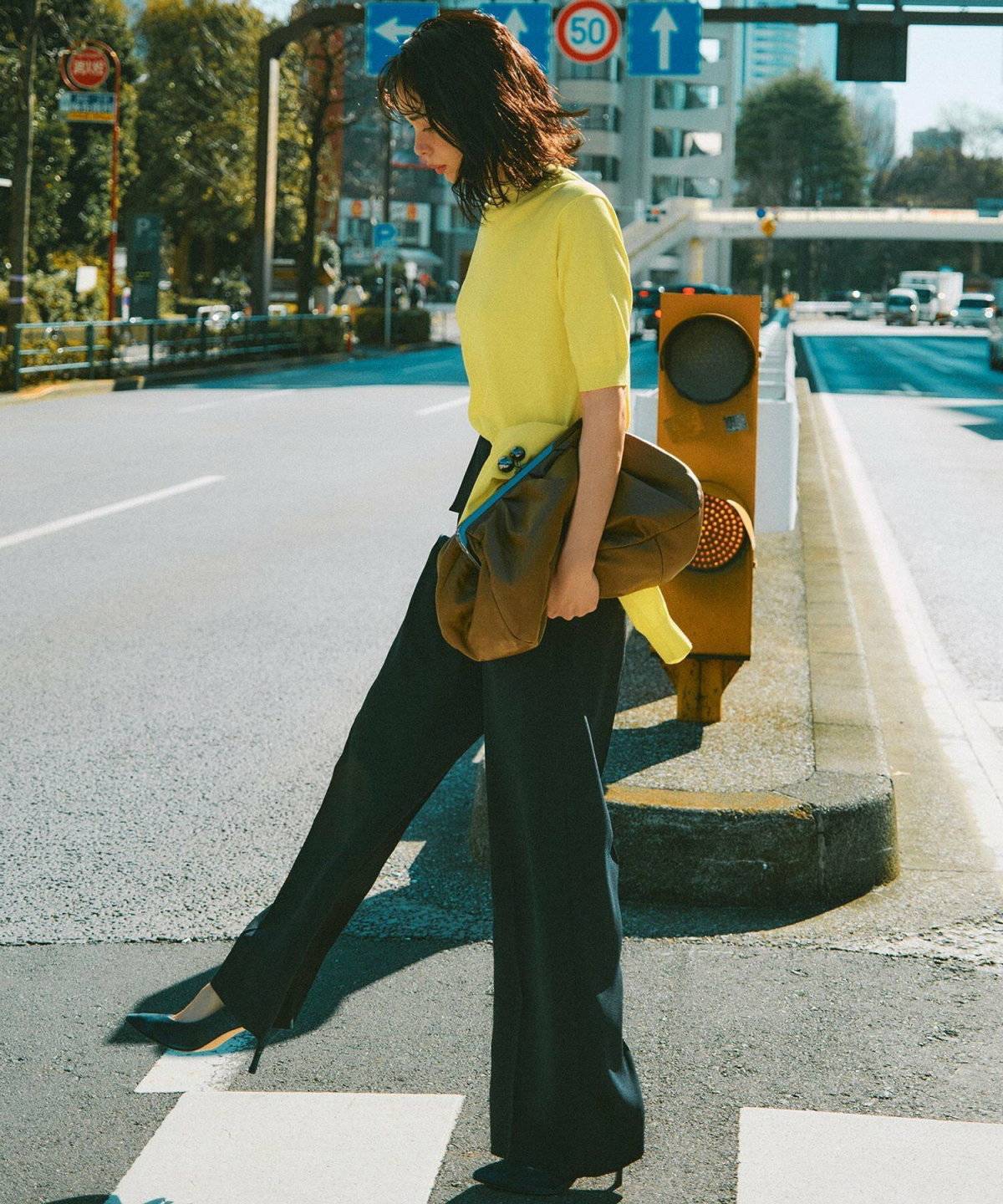 イエローコーデの女性