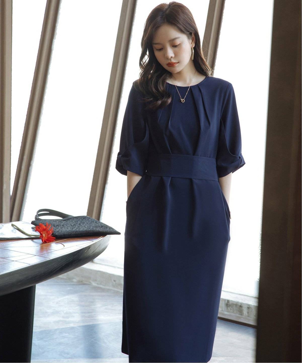 ネイビーのワンピースを着た女性