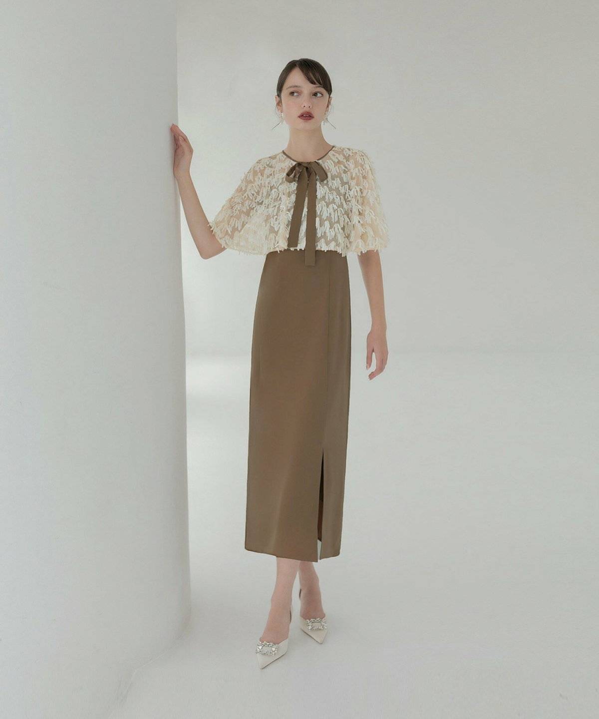 ベージュのワンピースを着た女性