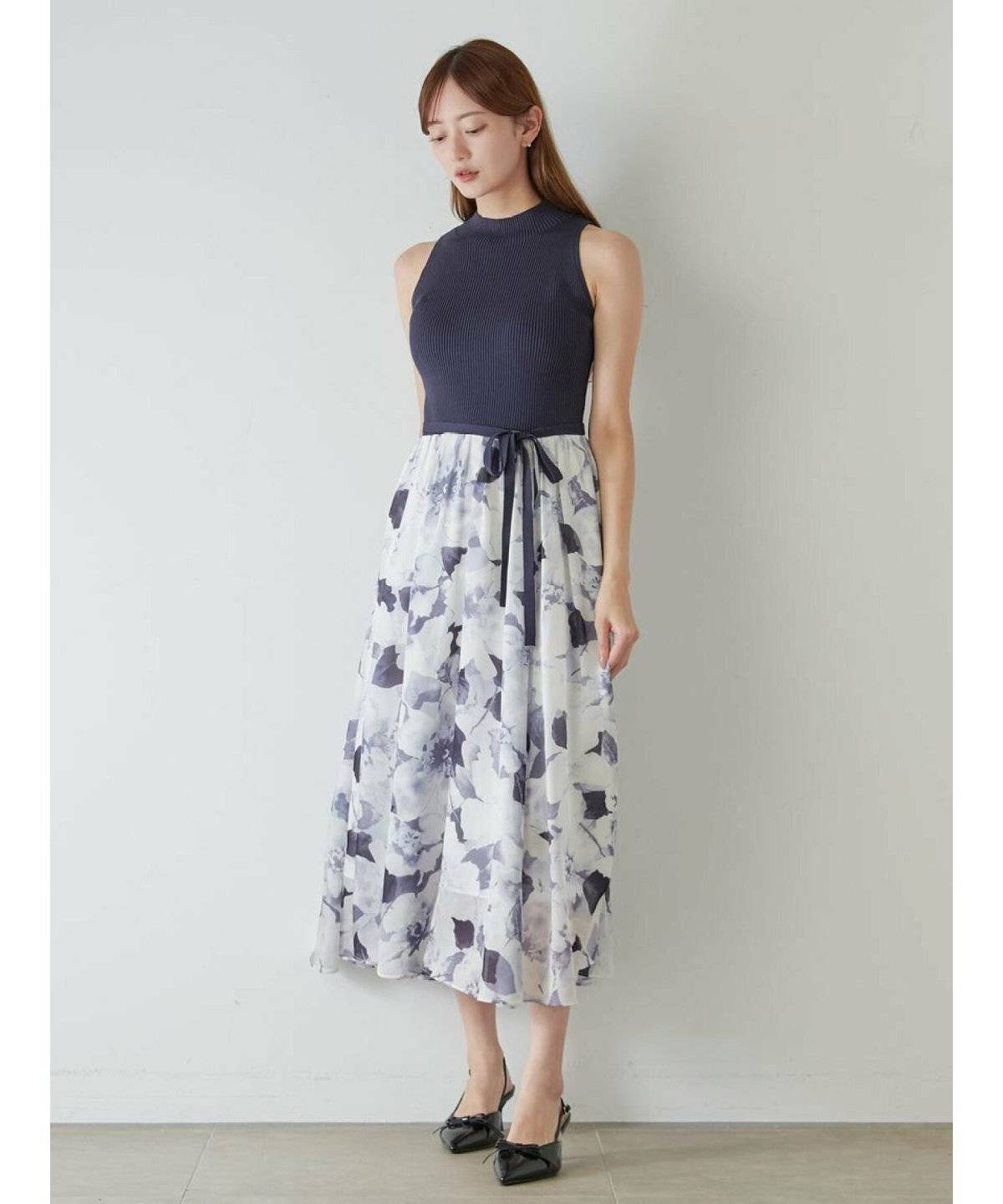 ドッキングワンピースを着た女性