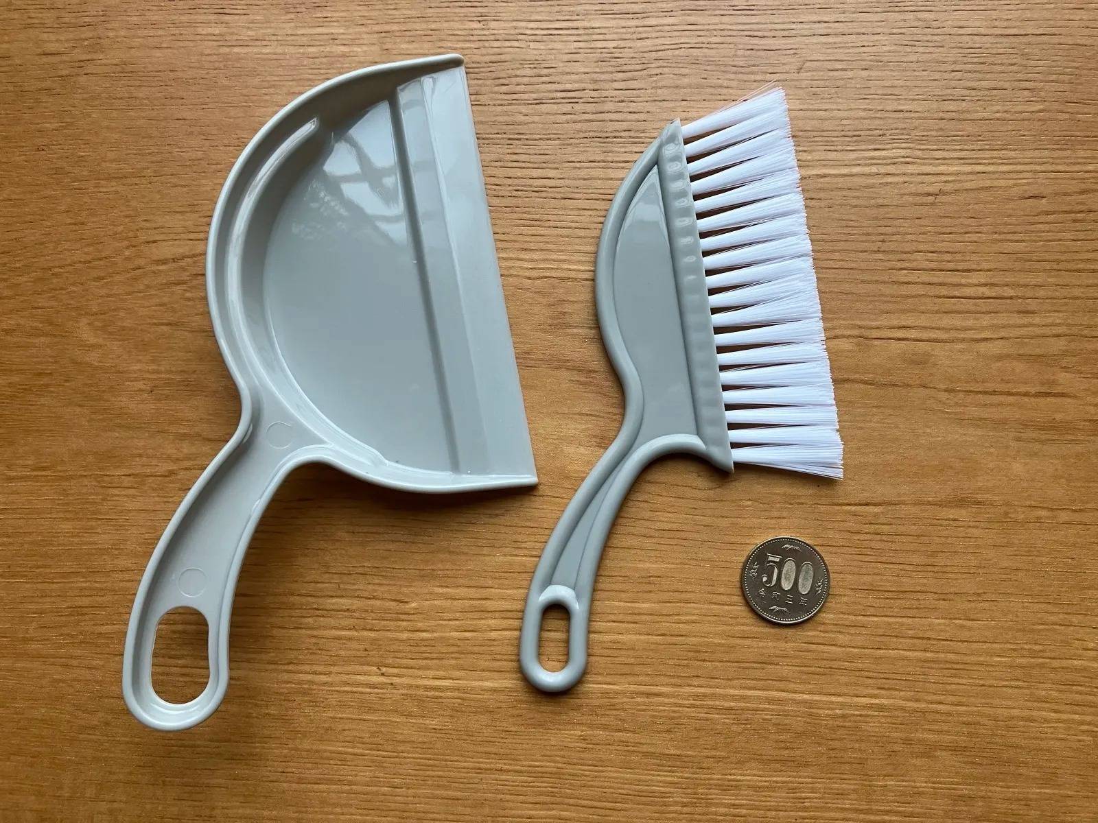 Seria(セリア)：持ち手が斜めのホウキ＆ちりとりセット