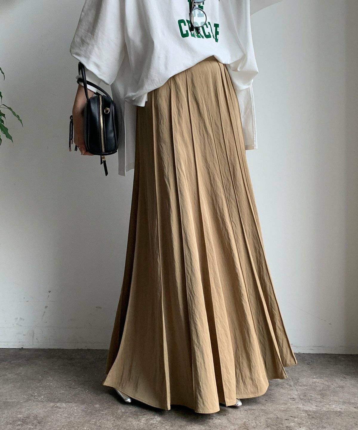 スウェットにスカートを合わせた女性