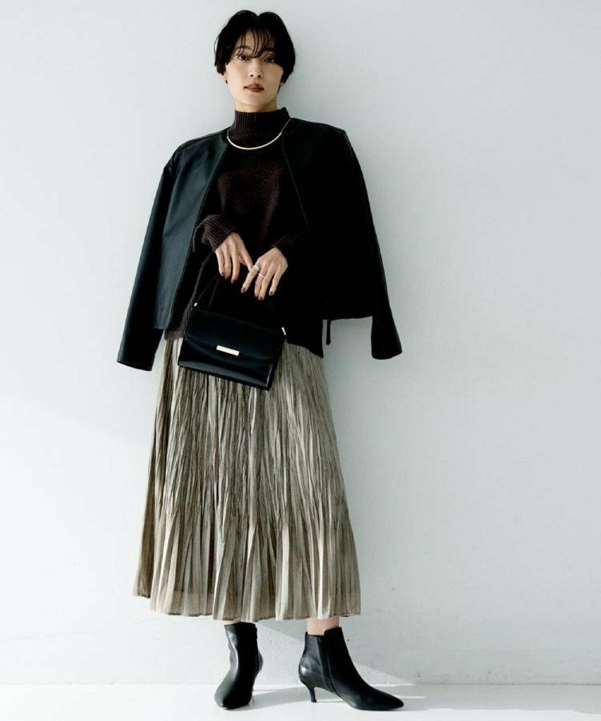 レザージャケットを肩掛けした女性