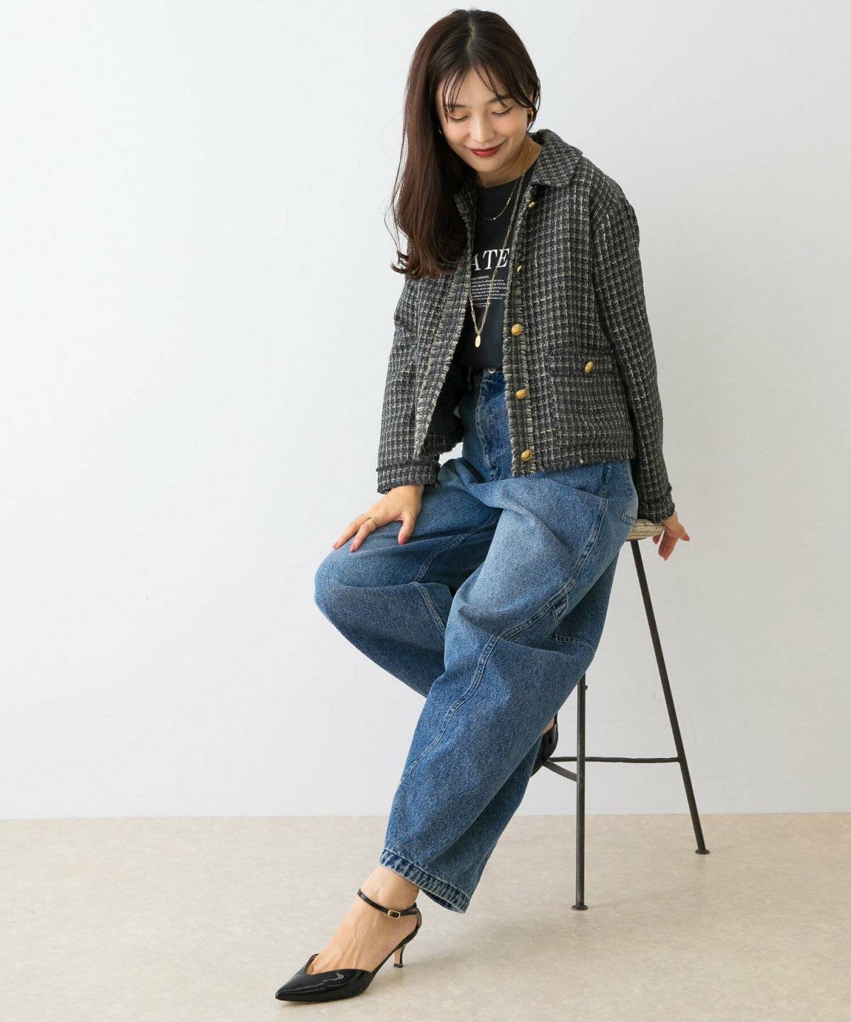 ジャケットを羽織った女性