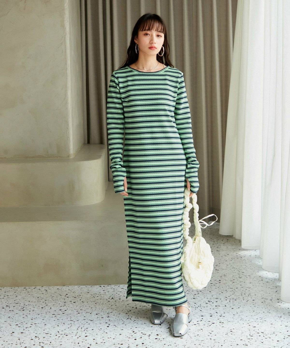 ボーダー柄のニットワンピースを着た女性