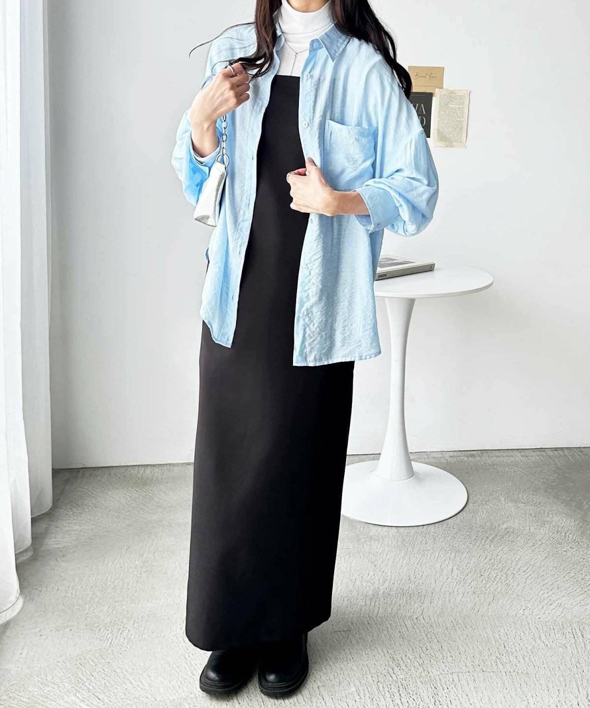 ハイネックニットにシャツを合わせた女性