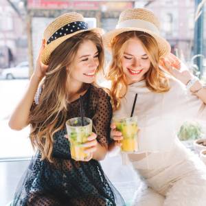 見習うべきポイントも……♡男ウケ抜群、ぶりっ子な女性の特徴とは？