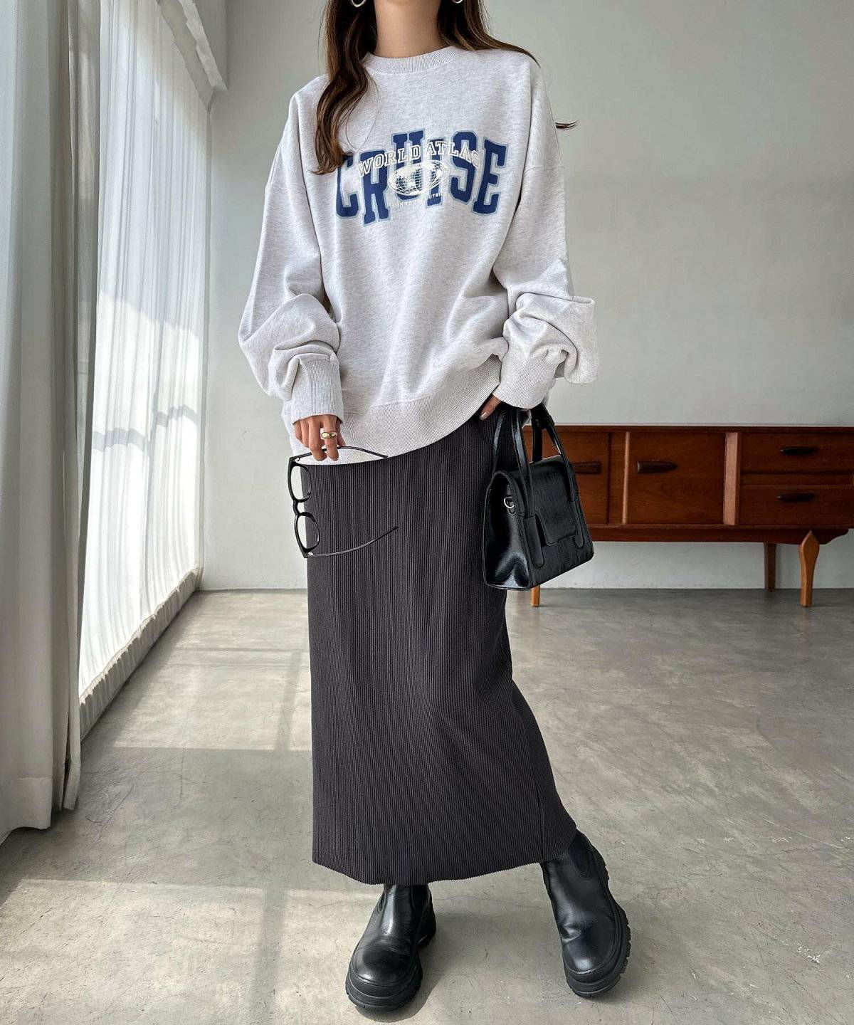 モノトーンコーデの女性