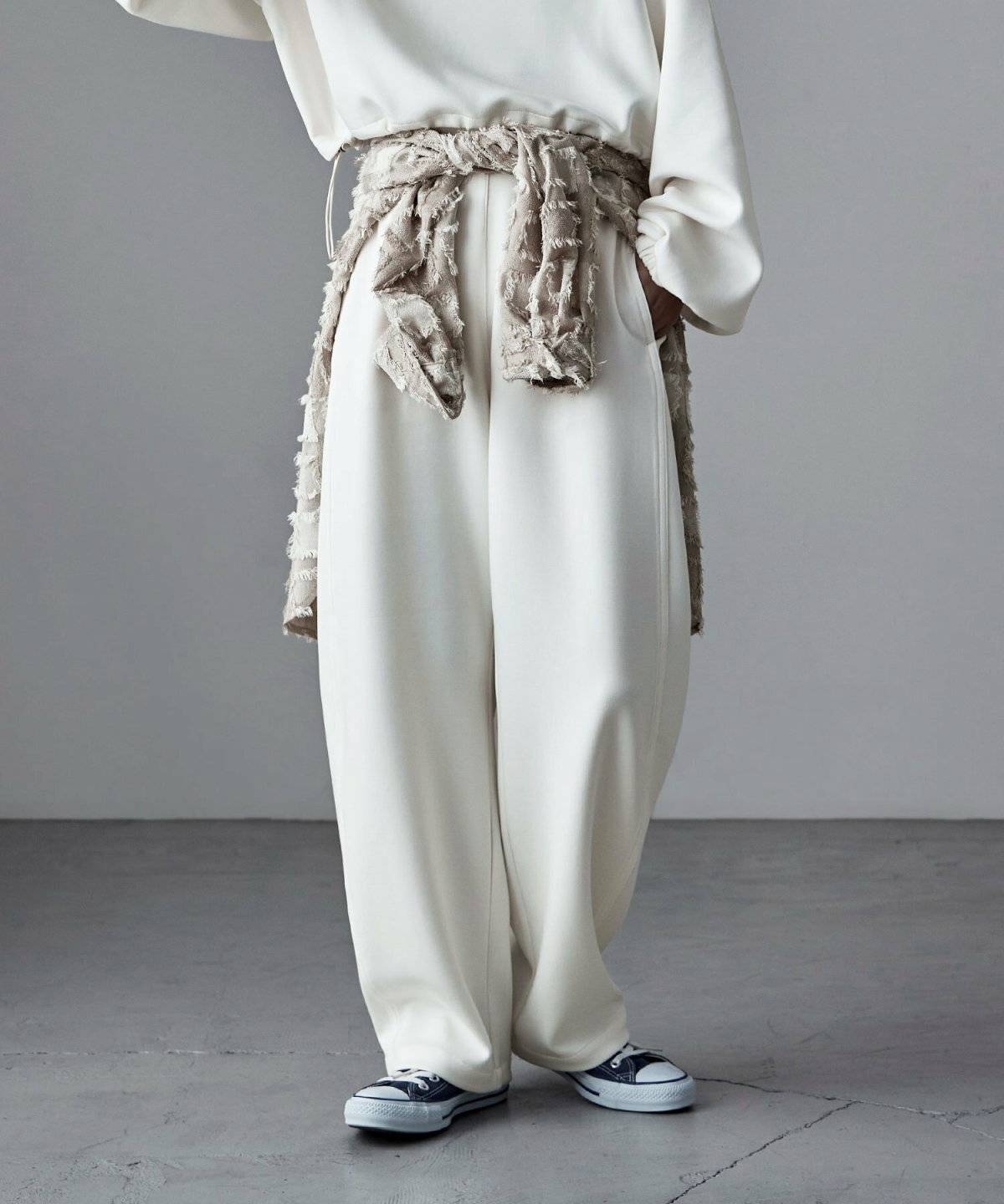 オールホワイトコーデの女性