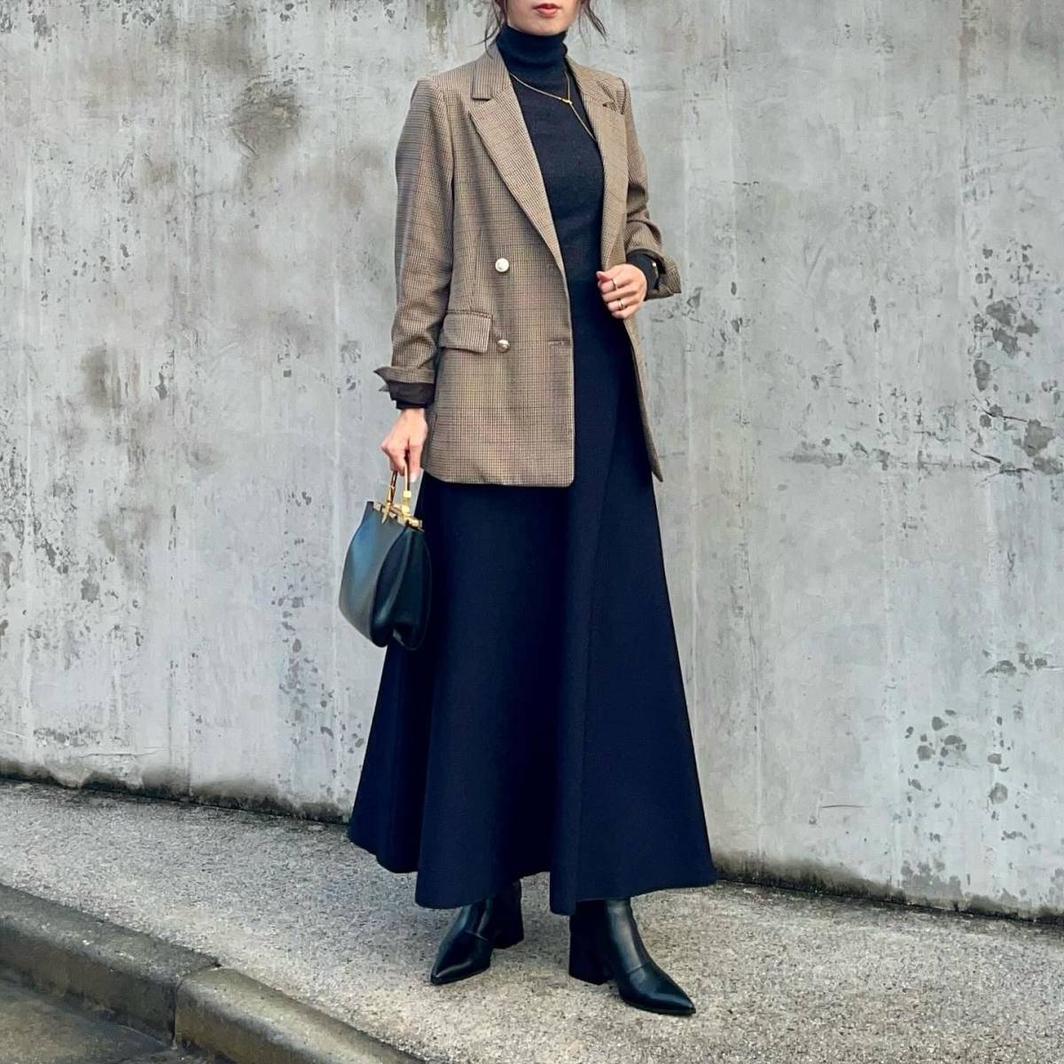 ブラックコーデにチェック柄ジャケットを羽織る♪