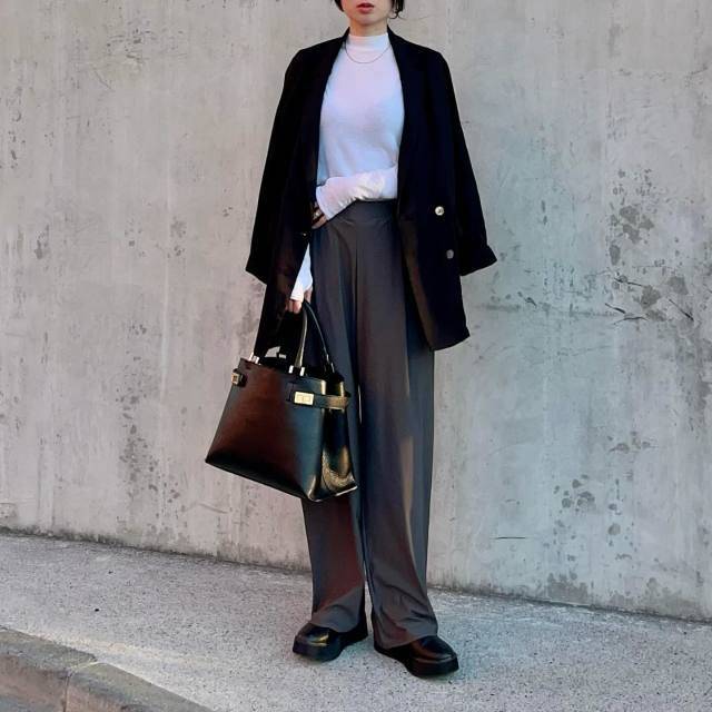 白トップス×黒ジャケット