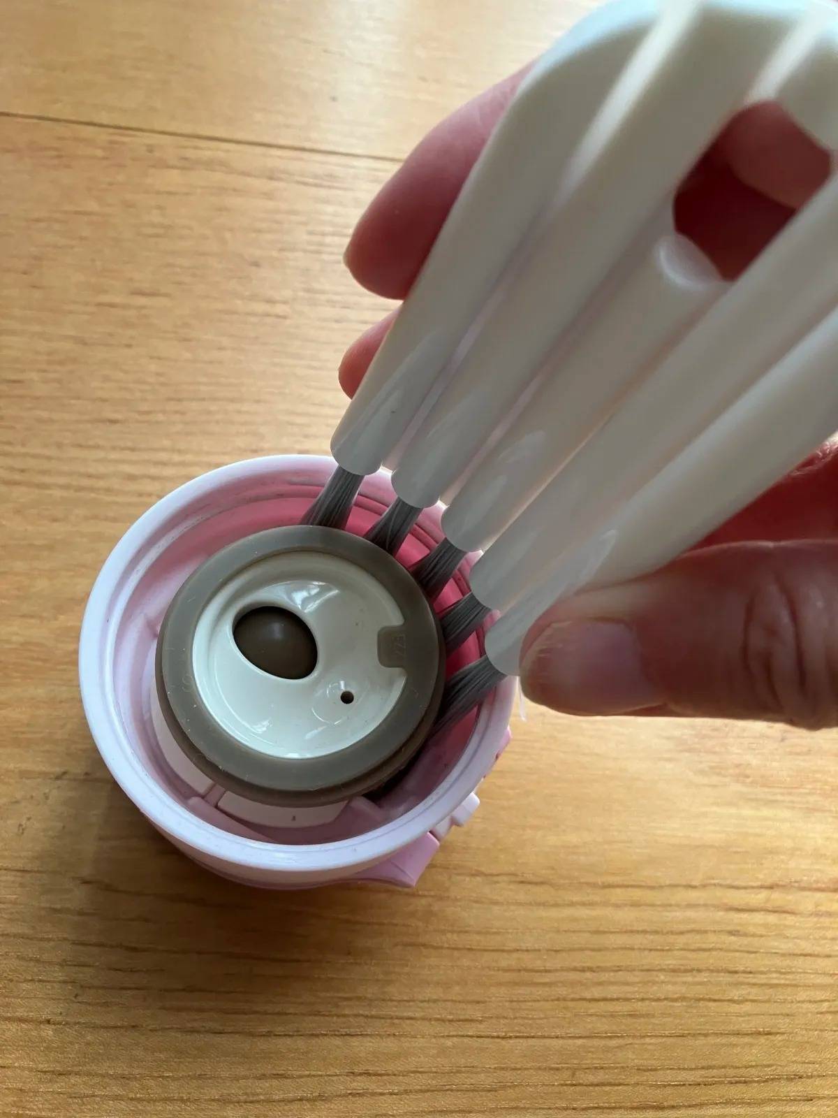 DAISO(ダイソー)：曲がるキッチンブラシ