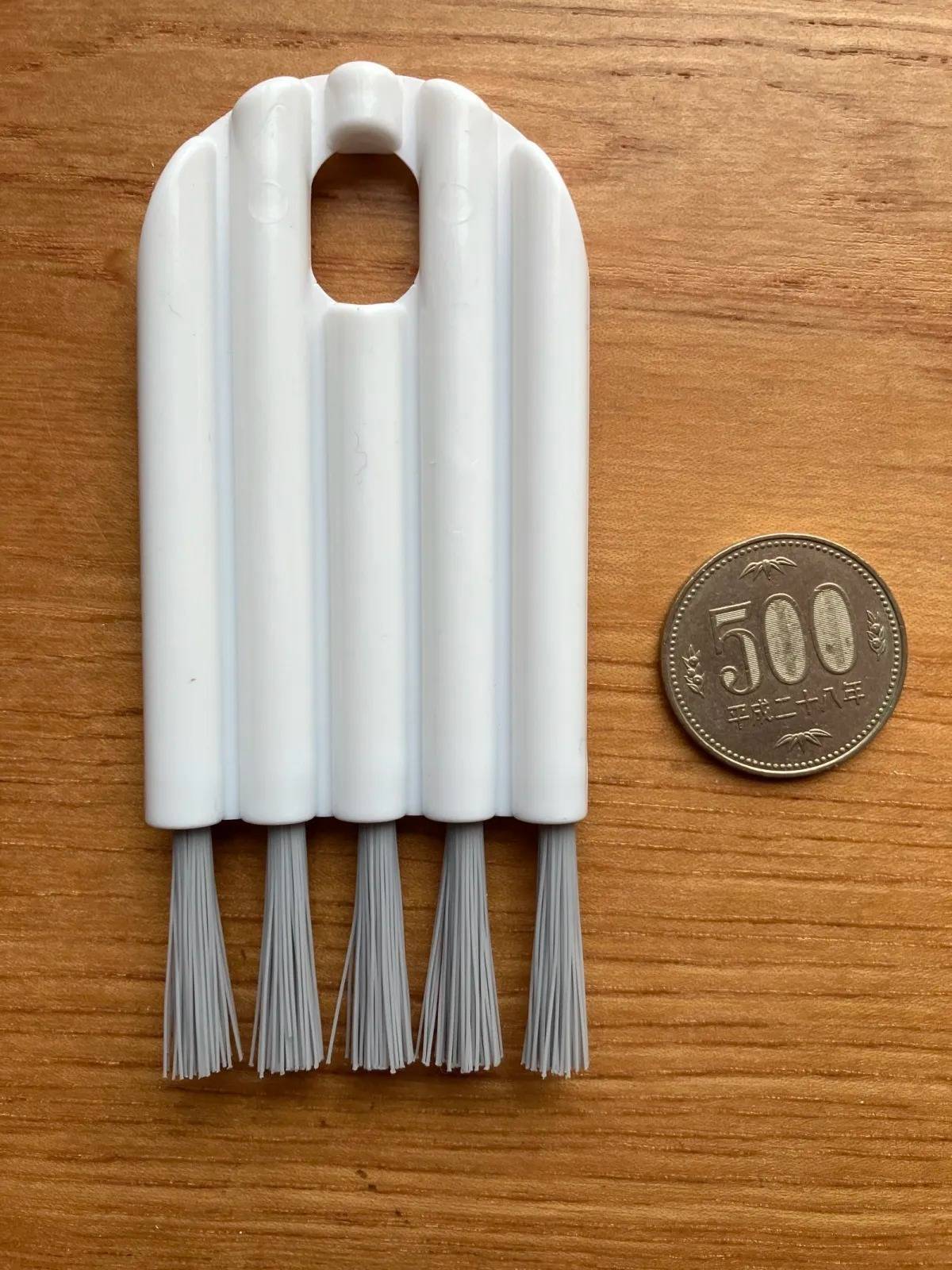 DAISO(ダイソー)：曲がるキッチンブラシ