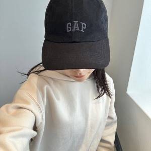 デイリーコーデに大活躍！カジュアルを上品に整える「GAP」のロゴキャップ