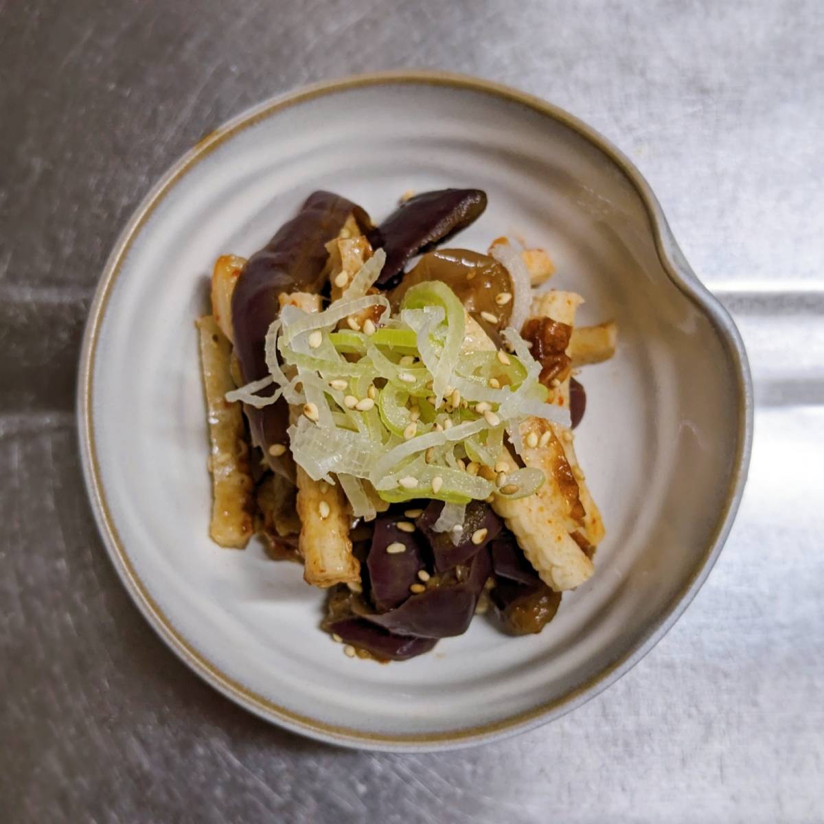 ニッスイ公式の「活ちくわとなすのキムチユッケ風」のレシピ