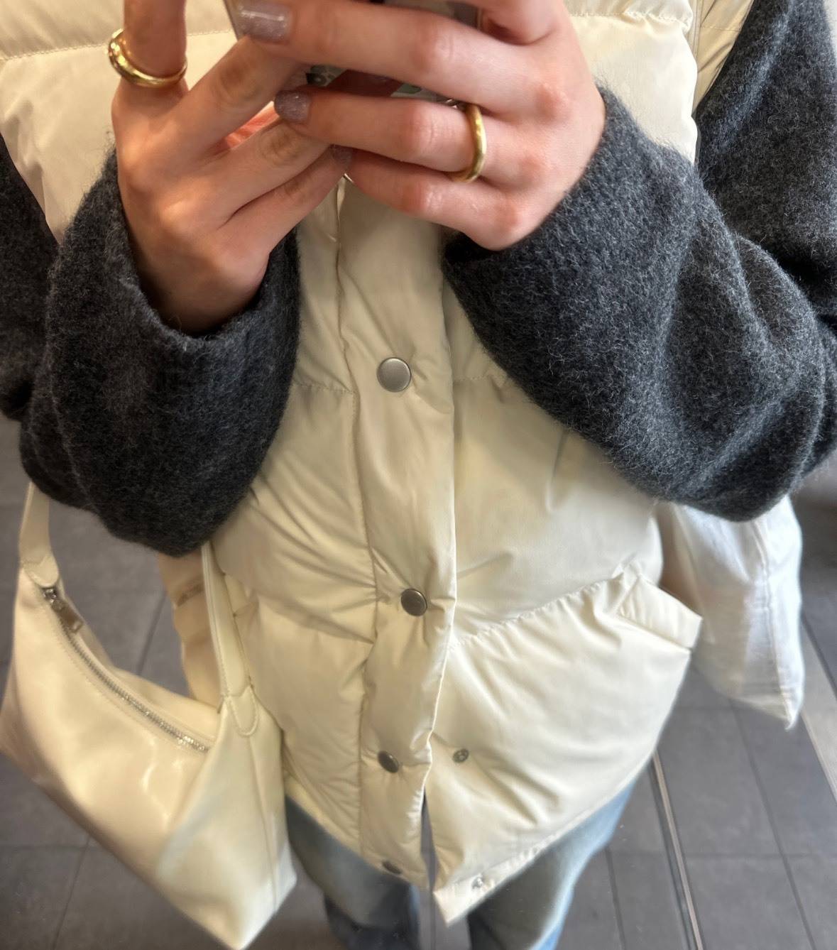 ホワイトダウンベストコーデ