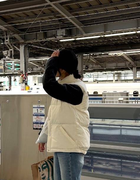 ホワイトのダウンベストコーデ