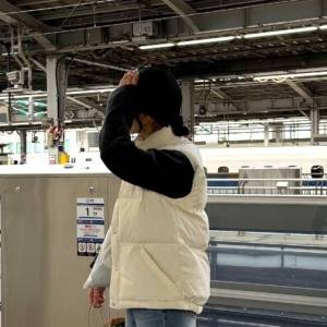 抜け感は“白”でつくる。「ホワイトダウンベスト」が映える大人の週末コーデ