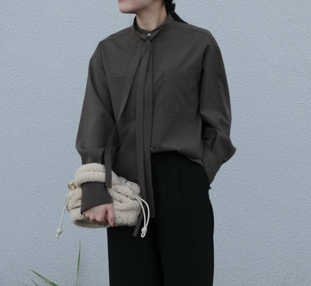 タイ付きデザインブラウスコーデ