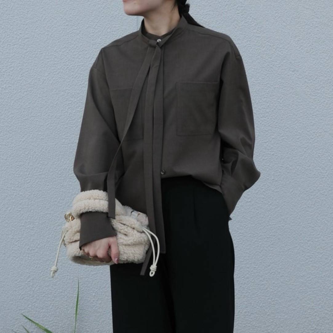 タイ付きデザインブラウスコーデ