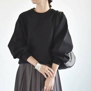 年齢問わず着やすい！体型を拾わないトップス5選〜2025年初冬〜