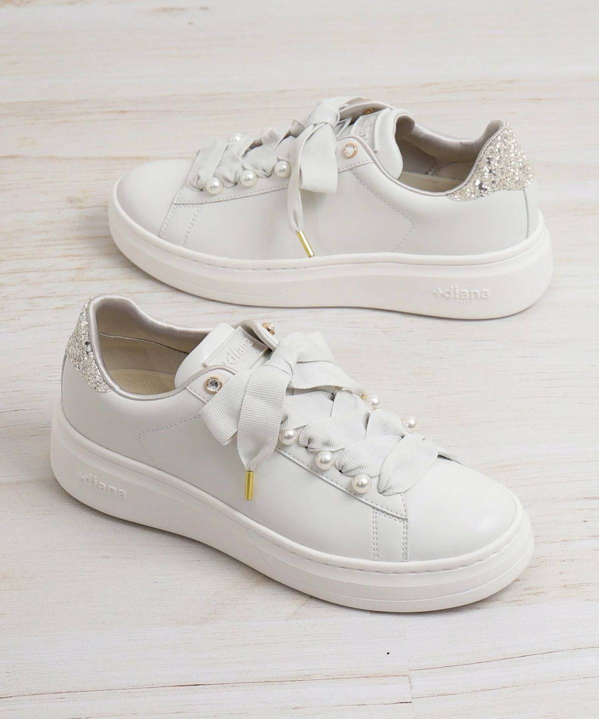+diana パールビジュー付きリボンスニーカー