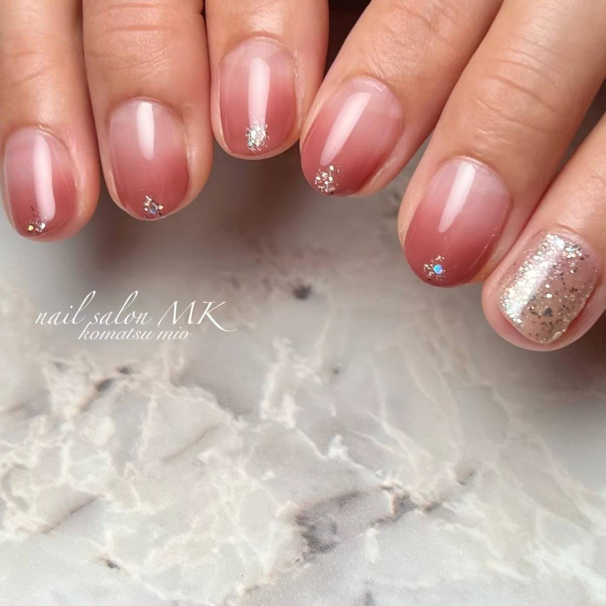 グラデーションとラメのショートネイル