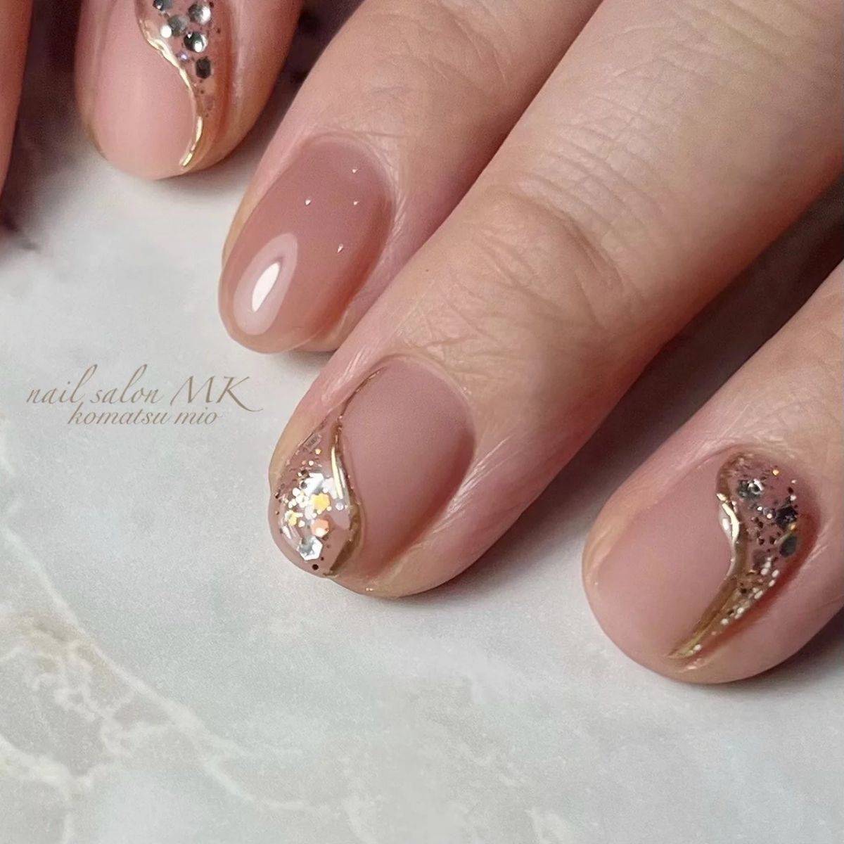 ベージュとミラーラインのショートネイル