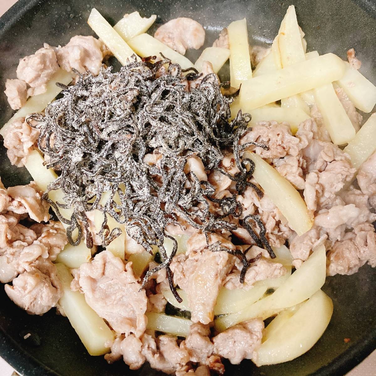 くらこん公式の「牛肉とじゃがいもの塩こんぶ炒め」のレシピ