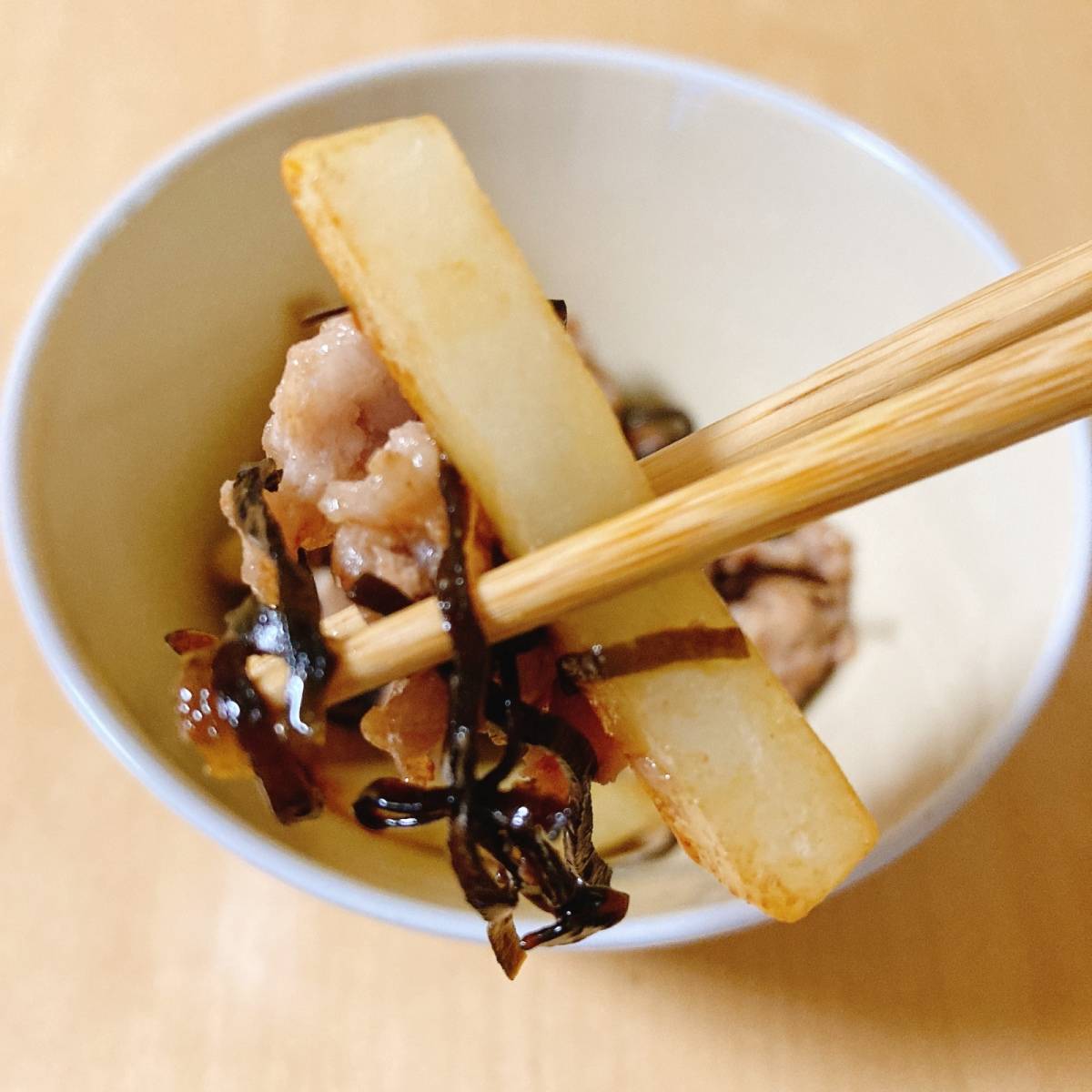 くらこん公式の「牛肉とじゃがいもの塩こんぶ炒め」のレシピ