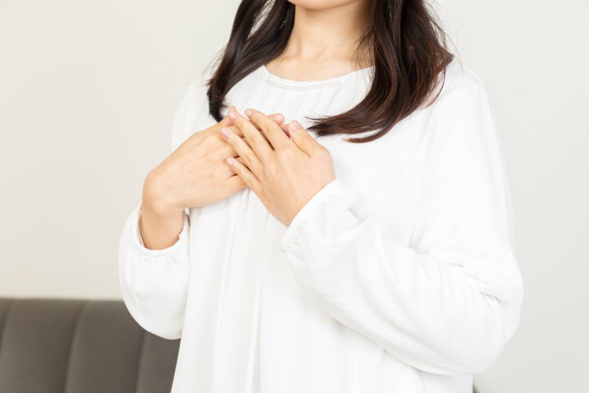 胸に手を置く人