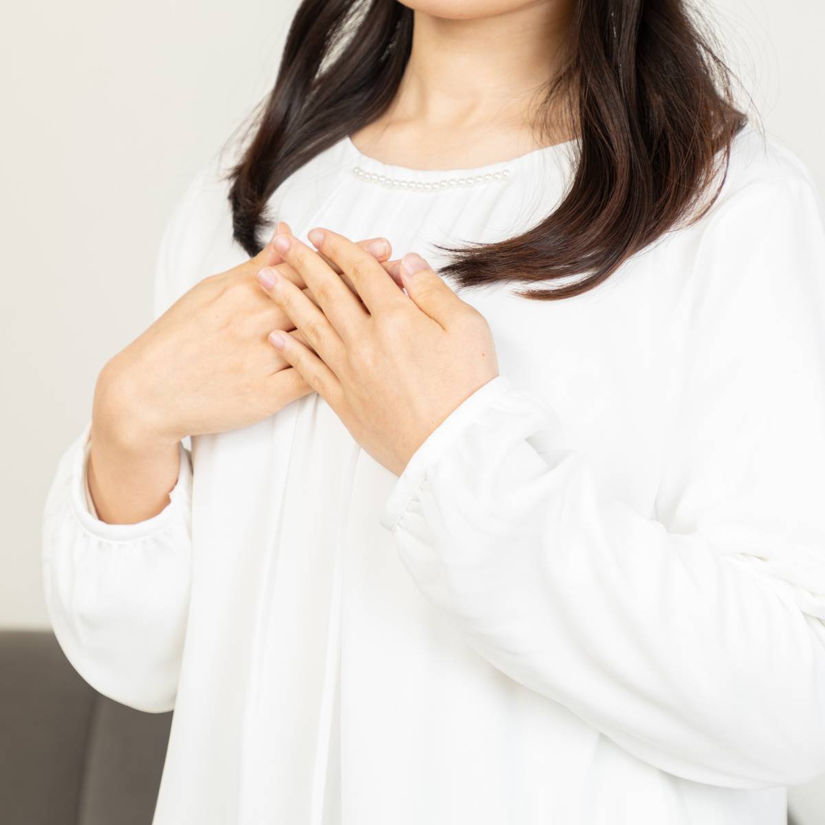 胸に手を置く人