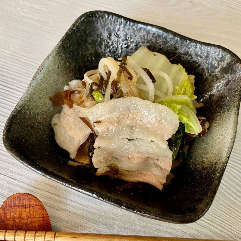 くらこん公式の「レンジで簡単!塩こんぶで豚バラ白菜」のレシピ