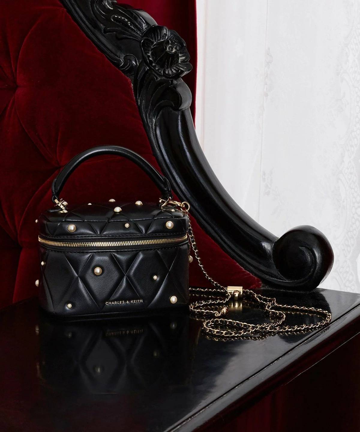 CHARLES & KEITH Arwen アルウェン キルトパールエンベリッシュドトップハンドルバニティバッグ