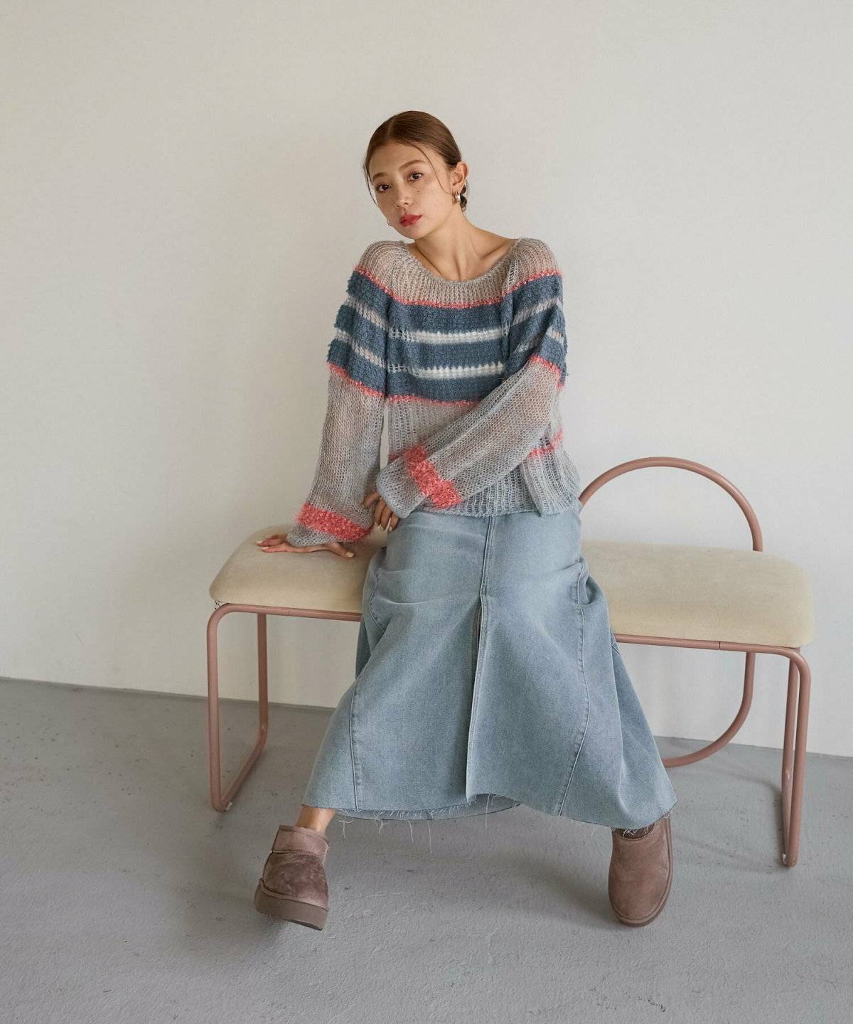 ムートンブーツを履いた女性