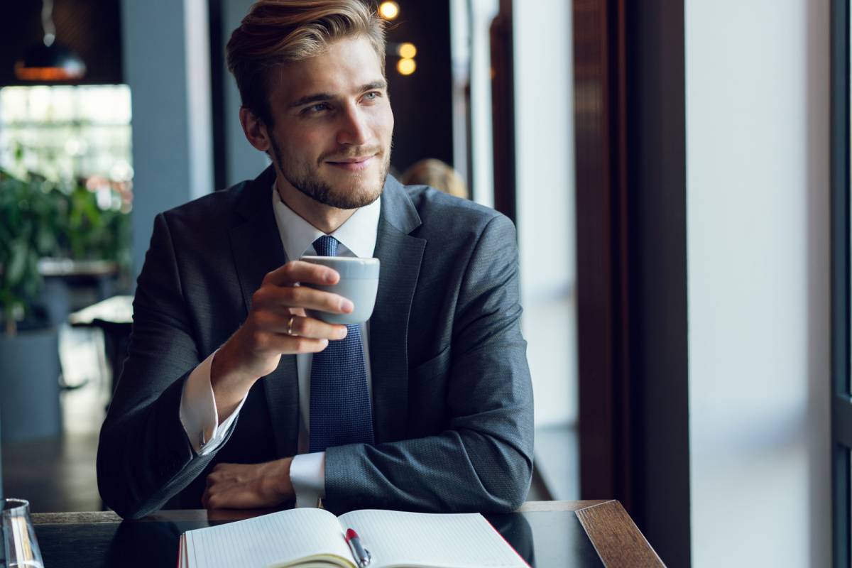 カフェでコーヒーを飲む男性