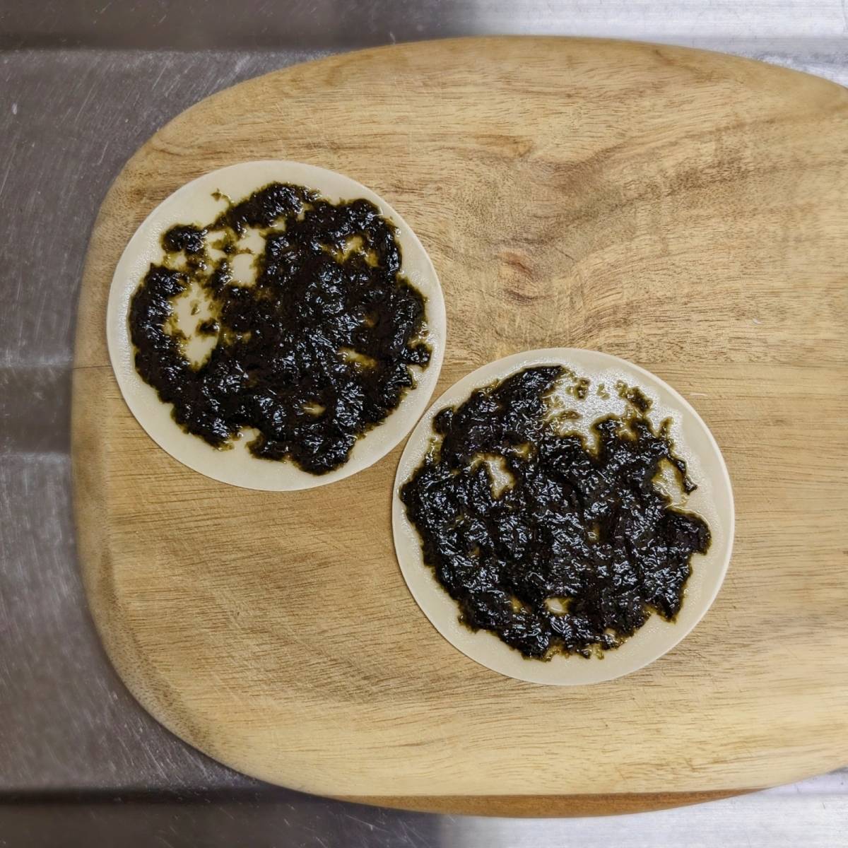 モランボン公式の「餃子皮でいそチーズせんべい」のレシピ